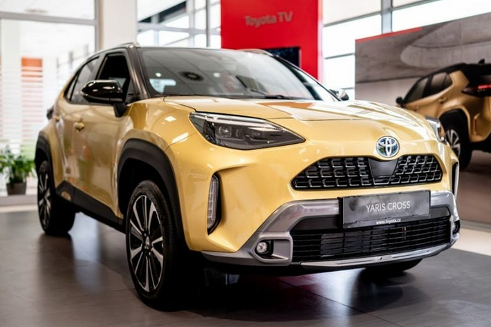 Toyota Yaris Cross 2023 sở hữu ngoại hình khá giống với các mẫu SUV cùng thương hiệu như Highlander, RAV4 hay Corolla Cross. Trên đầu xe, mẫu SUV cỡ B này được trang bị lưới tản nhiệt hình thang sơn màu đen bóng và đèn pha LED nhỏ gọn, vuốt về phía sau. Bên trong đèn pha còn có thêm dải đèn LED định vị ban ngày.