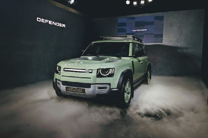 Phiên bản đặc biệt này được sản xuất nhằm kỷ niệm 75 năm ra đời dòng xe Defender. Land Rover Defender 75th Limited Edition đặc biệt được phát triển dựa trên biến thể thân xe 110. Xe sở hữu thiết kế ngoại thất độc quyền đi cùng màu ngoại thất được sơn màu xanh lá Grasmere mang tính biểu tượng, cùng với mâm xe và các chi tiết trang trí nội thất cũng được sơn cùng màu tương ứng.