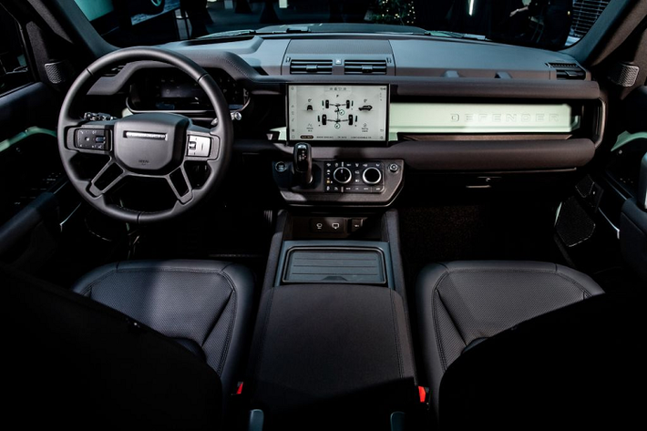 Tại Việt Nam, Defender 75th Limited Edition mới được phân phối với phiên bản Defender 110 P400 3.0 lít 6 xy-lanh, MHEV, công suất cực đại 400 PS tại 5.500 - 6.500 vòng/phút, mô-men xoắn cực đại 550 Nm tại 2.000 - 5.000 vòng/phút.