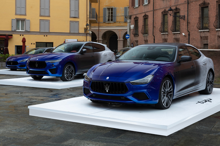 Cuộc chuyển giao được tiếp nhận bởi hai đại diện: Maserati GranTurismo Folgore chạy điện 100% sớm nhất, và Grecale Folgore - chiếc SUV thuần điện đầu tiên. Tiên phong là một DNA vốn dĩ của Trident và nó không hề ngoại lệ trong hành trình này. Đến năm 2025, mỗi mẫu xe của Maserati đều có phiên bản chạy điện, đồng thời toàn bộ danh mục sản phẩm sẽ chuyển sang thuần điện vào năm 2030.