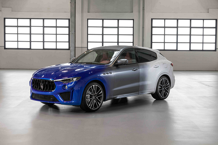 Tại Quảng trường Piazza Grande, lần đầu tiên toàn bộ dòng sản phẩm Maserati Folgore chính thức được phô diễn, bao gồm: GranTurismo Folgore One Off Luce, Grecale Folgore và Maserati Tipo Folgore GEN3 - mẫu xe đại diện cho tương lai, chiếc xe đua một chỗ ngồi sẽ tham gia thi đấu tại Giải vô địch thế giới ABB FIA Formula E năm nay.