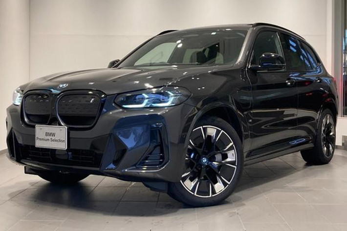 Quan trọng hơn, mẫu crossover này có phạm vi hoạt động lên đến 460 km theo chu kỳ thử nghiệm WLTP. Nhờ bộ sạc nhanh 150 kW, xe có thể di chuyển được quãng đường 100 km sau 10 phút sạc. Với bộ sạc ở nhà BMW Wallbox 11 kW, để sạc đầy từ 0-100% cần mất khoảng 7,5 giờ.