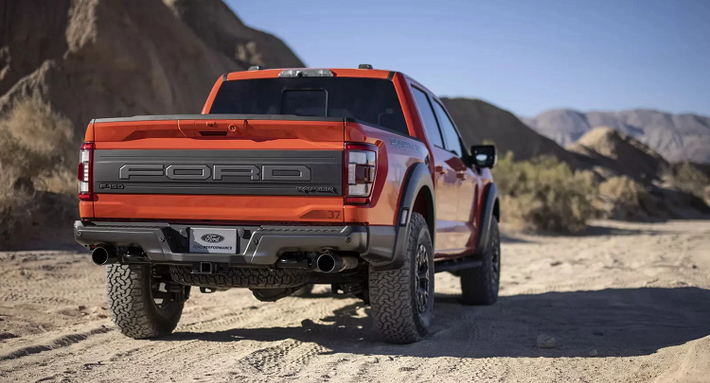 Các nguyên mẫu xe bán tải Ford F-150 2024 gần đây cũng được phát hiện khi đang di chuyển trên đường phố Detroit, với những thay đổi về mặt ngoại hình như đèn pha và lưới tản nhiệt mới, phía sau kiểu đèn hậu cũng thay đổi. Nhiều khả năng bên trong cabin cũng đã nhận được hệ thống thông tin giải trí mới và có thêm các tùy chọn nội thất.