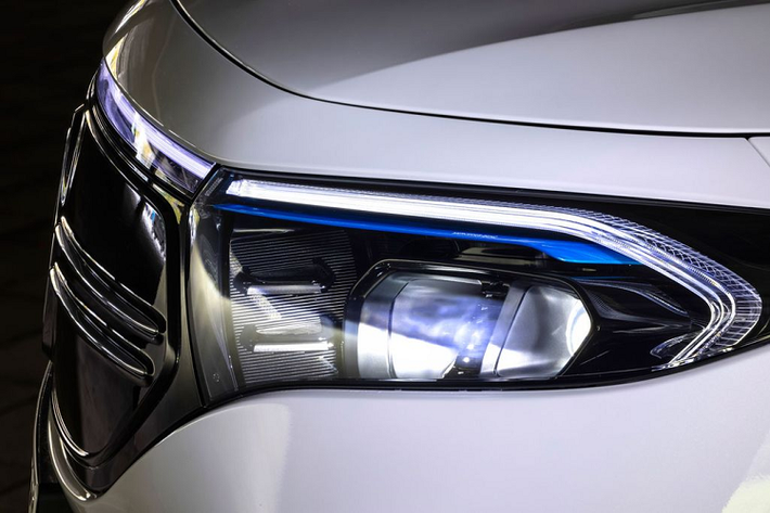 Mercedes-Benz EQB 250 AMG Line được trang bị một màn hình kép trải dài trên taplo, là sự kết hợp của màn hình giải trí 10,25 inch và mặt đồng hồ kỹ thuật số 10,25 inch. Màn hình này đi kèm với hệ thống thông tin giải trí MBUX6 mới nhất, hỗ trợ Apple CarPlay và Android Auto, ngoài ra xe còn có khay sạc không dây.