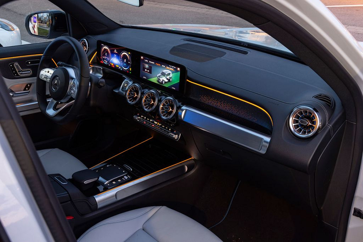 Về hệ truyền động, Mercedes-Benz EQB sử dụng hệ dẫn động cầu trước (FWD) được cung cấp bởi PSM (Permanently Excited Synchronous Motor) sản sinh công suất tối đa 190 mã lực và mô-men xoắn cực đại 385 Nm. Chiếc SUV điện có khả năng tăng tốc 0-100 km/h trong 8,9 giây.