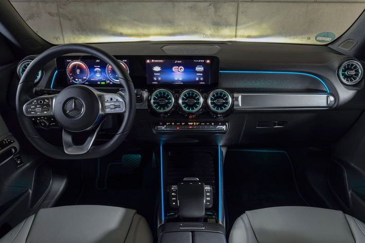 Mercedes-Benz EQB 250 AMG Line dùng pin Lithium-ion điện áp cao công suất 66,5 kWh cho tầm hoạt động tối đa 460 km sau một lần sạc đầy, theo tiêu chuẩn WLTP châu Âu. Khi sạc nhanh với dòng điện DC 100kW, mẫu xe này chỉ mất 32 phút để sạc từ 10% lên 80%, trong khi với dòng điện xoay chiều AC 11 kW mất khoảng 6 giờ 50 phút để sạc 0-100%.