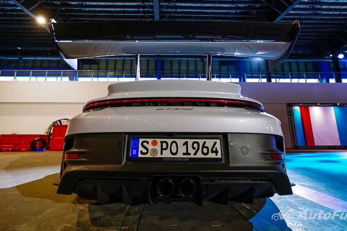 Khi được trang bị gói nâng cấp Weissach Package, Porsche 911 GT3 RS được bổ sung khung chống lật bằng sợi carbon, mâm đúc bằng hợp kim magnesium. Cùng với đó, các bộ phận như nắp ca-pô, nóc xe, cánh gió sau và ốp gương cũng được làm bằng sợi cacbon.