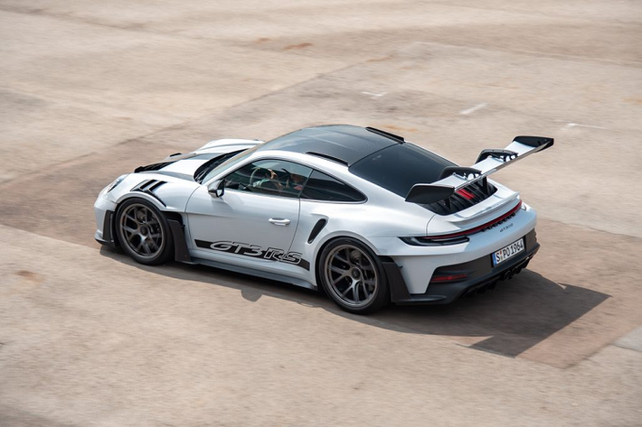 Nhằm làm mát nhanh khoang động cơ, Porsche bổ sung 2 khe thoát gió chuyên dụng trên nắp khoang động cơ. Để làm được điều này, hãng xe đã phải hy sinh không gian khoang hành lý trên 911 GT3 RS. Ở phía trước, 911 GT3 RS được áp dụng cấu hình bộ tản nhiệt trung tâm từ các dòng xe đua 911 RSR hay 911 GT3 R, thay vì sử dụng thiết kế 3 bộ tản nhiệt riêng biệt như các mẫu 911 khác.
