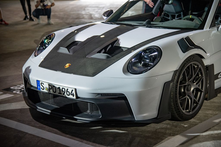 Siêu xe Porsche 911 GT3 RS được hãng xe Đức phát triển dựa trên nền tảng của 911 GT3 thế hệ 992. Ở thế hệ này, dòng 911 huyền thoại được bổ sung thêm 2 phiên bản mới là Sport Classic và Dakar. So với chiếc 911 GT3 ra mắt vào đầu năm 2021, Porsche đã thực hiện khá nhiều nâng cấp về thiết kế, nhằm tăng tính khí động học trên biến thể RS.