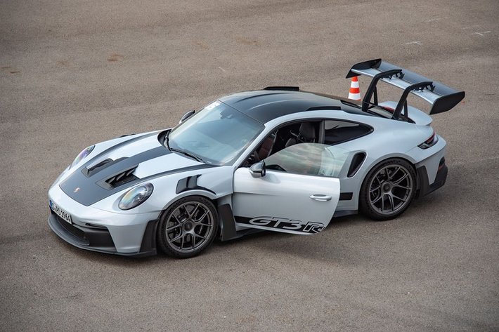 Thông qua sự kiện Porsche World Roadshow 2023 diễn ra tại Singapore, Porsche Singapore đã cho ra mắt chiếc 911 GT3 RS thế hệ 992 mới nhất. Như vậy, đảo quốc sư tử là thị trường đầu tiên tại khu vực Đông Nam Á trình làng Porsche 911 GT3 RS 2023 mới.