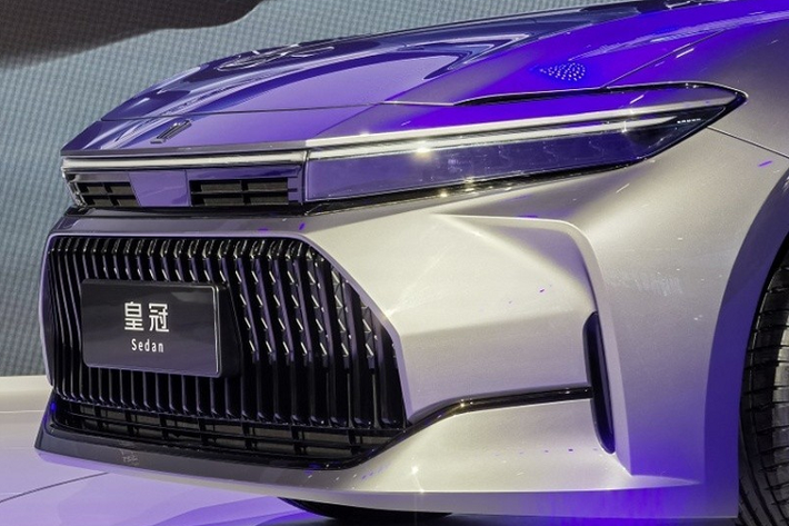 Đúng như tin đồn, mẫu xe sang Toyota Crown Sedan 2024 sở hữu chiều dài 5.030 mm, chiều rộng 1.890 mm, chiều cao 1.470 mm và chiều dài cơ sở 3.000 mm. So với thế hệ cũ, xe dài hơn 120 mm, rộng hơn 90 mm, cao hơn 25 mm và chiều dài cơ sở tăng 80 mm. Không chỉ tăng kích thước, Toyota Crown Sedan 2024 còn lột xác về mặt thiết kế.