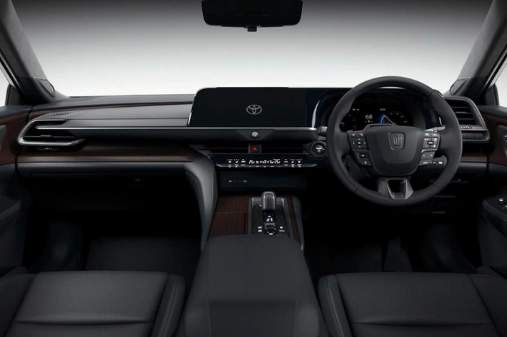 Cách bố trí nội thất của xe khá giống với người anh em Toyota Crown Crossover đang bán trên thị trường. Để mang đến sự sang trọng cho Crown Sedan thế hệ mới, hãng Toyota đã dùng chất liệu da cho nội thất. Bên cạnh đó là những khu vực ốp gỗ như mặt táp-lô, tapi cửa và cụm điều khiển trung tâm.