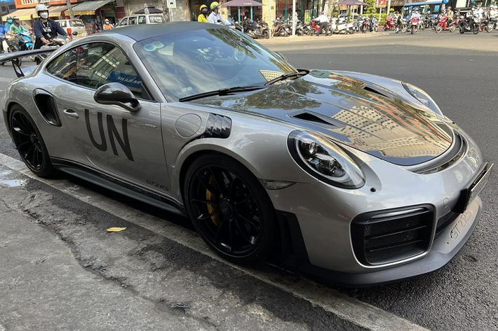 Mới đây, chiếc P orsche 911 GT2 RS của Đặng Lê Nguyên Vũ bất ngờ được bắt gặp trên đường phố Sài Gòn lần đầu tiên kể từ khi về tay đại gia ngành cà phê. Một điểm đáng chú ý khi sau 4 năm về tay ông Vũ, xe chỉ mới lăn bánh 76 km, một con số vô cùng “khiêm tốn” và thậm chí các miếng dán bảo vệ bên trong khoang lái vẫn chưa được gỡ bỏ.