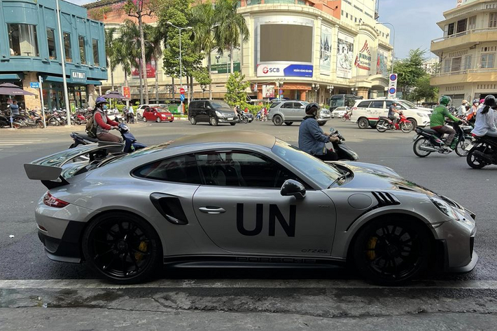 Siêu xe 911 GT2 RS là chiếc 911 mạnh và nhanh nhất mà Porsche từng sản xuất. Xe sở hữu động cơ boxer 6 xy-lanh tăng áp, dung tích 3.8 lít sản sinh công suất tối đa 690 mã lực và mô-men xoắn cực đại 700 Nm, kết hợp với hộp số tự động PDK 7 cấp. Với sức mạnh này, chiếc siêu xe của thương hiệu Đức dễ dàng bứt tốc từ 0-100 km/h chỉ trong 2,8 giây, trước khi đạt tốc độ tối đa 340 km/h.