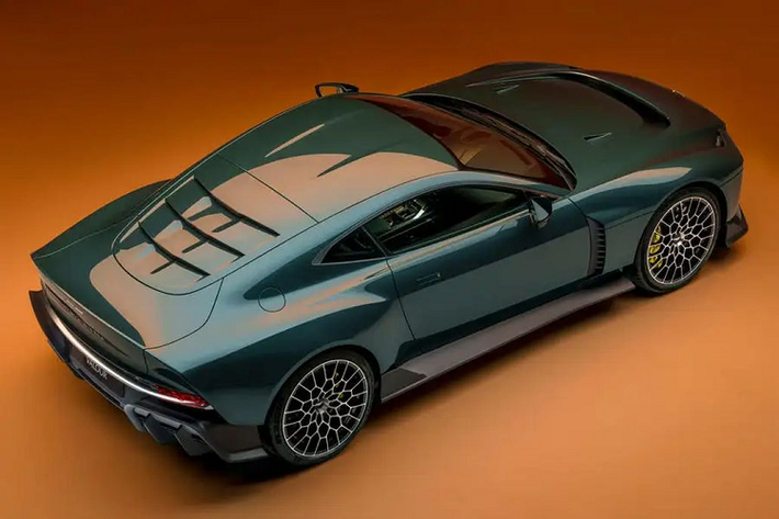 Chiếc supercar có 3 chế độ lái: Sport, Sport+ và Track. Theo chia sẻ của nhà sản xuất các chế độ lái này đều đã được điều chỉnh để có sự khác biệt rõ ràng hơn. Valour có hệ thống treo được tinh chỉnh lại, sử dụng bộ giảm chấn thích ứng và thanh chống lật đặc biệt. Ngoài ra, xe còn có thêm thanh giằng phía trước và phía sau, giúp cải thiện độ cứng cho khung gầm. Đĩa phanh làm từ vật liệu carbon-ceramic với kẹp phanh 6 pít tông ở phía trước và 4 pít tông ở phía sau.