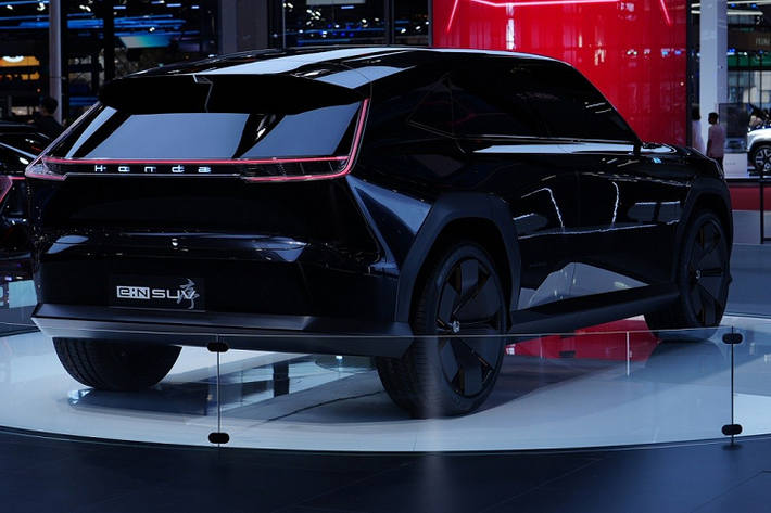 Phong cách này cũng được áp dụng cho cặp đôi Honda e:NS2 và e:NP2 chung sân khấu với e:N SUV Prologue tại triển lãm. Trên sườn xe của Honda e:N SUV Prologue xuất hiện nhiều bề mặt phẳng và những đường gân thẳng thớm, tạo cảm giác mạnh mẽ. Nằm bên trong hốc bánh là bộ vành la-zăng cỡ lớn với thiết kế 6 chấu dày dặn, có thiết kế khí động lực học. Mẫu xe concept này cũng được trang bị camera kỹ thuật số thay cho gương chiếu hậu truyền thống.