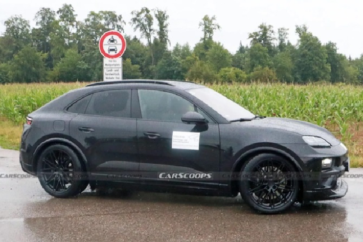 Đuôi xe Porsche Macan EV 2024 mới gây ấn tượng với cụm đèn hậu LED đơn giản, cản sau cũng được tối giản khi không có hốc gió. Khả năng cao đèn xe sẽ là kiểu thiết kế 2 tầng LED như 911 với dải đèn định vị nằm giữa.
