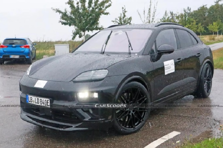 Theo hình ảnh được ghi lại Porsche Macan 2024 thuần điện có thiết kế “lột xác” hoàn toàn. Xe mang dáng dấp thể thao, thiết kế giống kiểu SUV lai Coupe khi có mui xe vuốt dần về phía sau. Đầu xe nổi bật với cụm đèn chiếu sáng vuông vức đặt ẩn trong hốc gió, đi cùng một cụm đèn khác có phần khá góc cạnh.