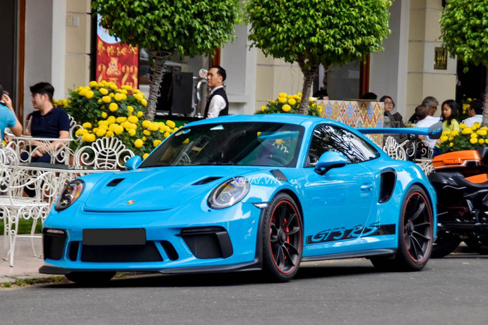 Theo đó, chiếc Porsche 911 GT3 RS thàng hiếm trong bài được bắt gặp trước tiệm cà phê của khách sạn Intercontinental Sài Gòn, một địa điểm đã quá quen thuộc với dân mê xe khu vực miền Nam.Porsche 911 GT3 RS được đặt biệt danh là Xe đua đường phố và rất hiếm tại Việt Nam.