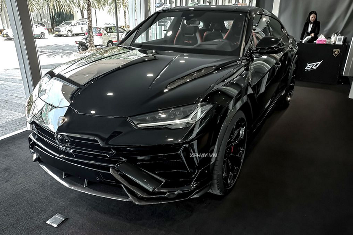 Lamborghini Urus Performante 2023 mới được ra mắt thị trường Việt Nam lần đầu tiên vào ngày 15/3/2023. Hiện tại, Urus Performante được phân phối chính hãng bởi đại lý S&S Automotive với mức giá khởi điểm 16,5 tỷ đồng (đã bao gồm VAT).