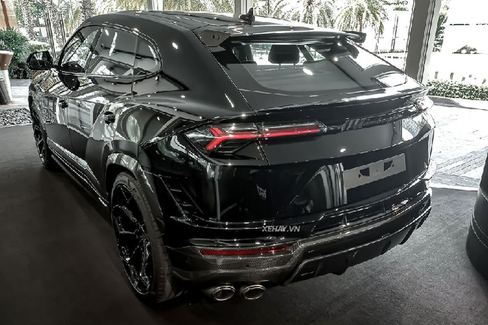 Việc ứng dụng nhiều vật liệu carbon khiến chiếc xe trở thành mẫu SUV hiệu năng cao có số lượng các bộ phận ứng dụng chất liệu sợi carbon nhiều nhất trong phân khúc, đồng thời giúp giảm 47kg trọng lượng so với nguyên bản năm 2017.