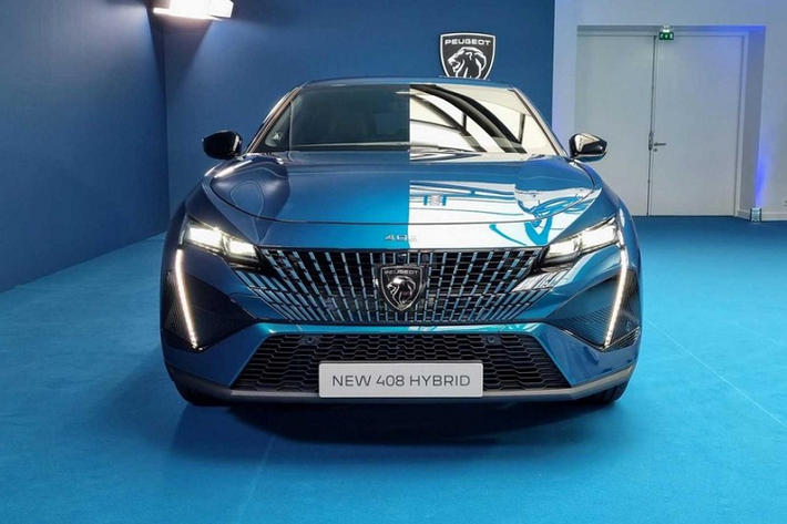 Tương tự các mẫu xe Peugeot đời mới khác, 408 cũng có lưới tản nhiệt không viền, cụm đèn pha LED ma trận thanh mảnh và dải đèn LED định vị ban ngày kéo dài xuống cản trước như cặp răng nanh đặc trưng. Bên trong lưới tản nhiệt là mắt lưới đa điểm, được sơn cùng màu với thân xe.