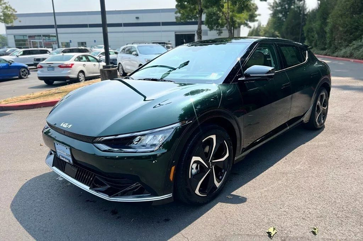 Theo đó, phiên bản đặc biệt của Kia EV6 có tên North American Utility Vehicle of the Year Limited Edition. Đây có lẽ là tên xe dài nhất so với bất kỳ chiếc xe phiên bản đặc biệt nào được ra mắt trong những năm gần đây.
