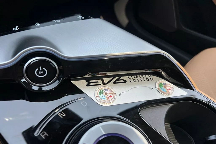 Các trang bị, tiện ích đáng chú ý trên Kia EV6 North American Utility Vehicle of the Year Limited Edition gồm: màn hình HUD sử dụng công nghệ thực tế ảo tăng cường, màn hình quan sát xung quanh, màn hình giám sát điểm mù, cửa sổ trời, vô lăng có sưởi, ghế trước/sau có sưởi.