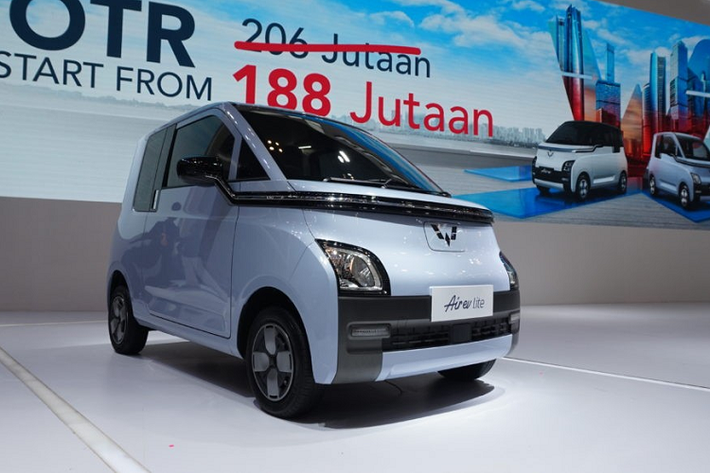 Bên ngoài, Wuling Air ev Lite sở hữu ngoại hình giống hệt phiên bản Standard Range. Do đó, xe chỉ được trang bị đèn pha Halogen, gương chiếu hậu tích hợp đèn báo rẽ, vành thép 12 inch đi kèm ốp mâm và lốp 140/70R12. Bản Lite đương nhiên không có dải đèn LED định vị ban ngày nằm vắt ngang đầu xe và logo tích hợp đèn LED âm như bản Long Range cao cấp nhất.