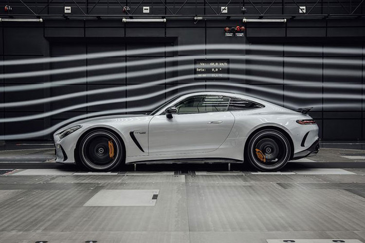 Mercedes-AMG GT 2024 thể thao mang dáng dấp hoàn toàn mới nhưng vẫn giữ kiểu dáng đặc trưng cùng cấu hình 2+2 chỗ ngồi. Đi kèm với đó là công nghệ khung gầm và hiệu suất cải thiện. Đầu xe gây ấn tượng với lưới tản nhiệt panamericana quen thuộc đi cùng các khe gió mở rộng sơn đen.