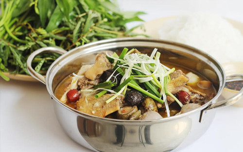Đang thời thu hoạch sấu, vịt om sấu là món rất đáng thử. Ngoài yếu tố nguyên liệu dễ kiếm, tươi ngon, vịt om sấu còn đạt “điểm cộng” nhờ vị vịt béo ngậy, mềm thơm xen vị chua chua thanh thanh. Đặc biệt, những ngày hè thời tiết oi bức thì vịt om sấu vừa thơm ngon, vừa giúp giải nhiệt hiệu quả.