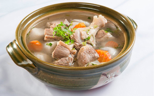 Canh vịt khoai sọ tạo sự khác biệt bởi thịt vịt được ninh nhừ, kết hợp với khoai sọ bùi bùi như tan trong miệng.
