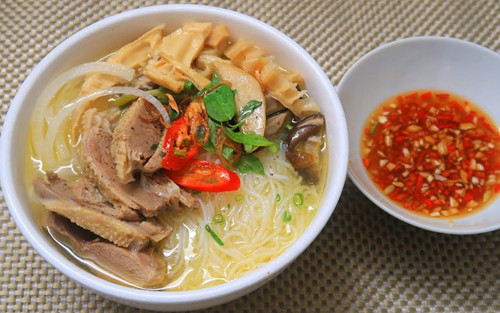 Bún măng vịt cũng là món rất hợp cho bữa sáng dịp Tết Đoan Ngọ. Thời điểm này măng đang thu hoạch rộ, nguyên liệu tươi ngon sẽ giúp món ăn có vị đậm đà, giòn của măng, ngọt từ thịt.