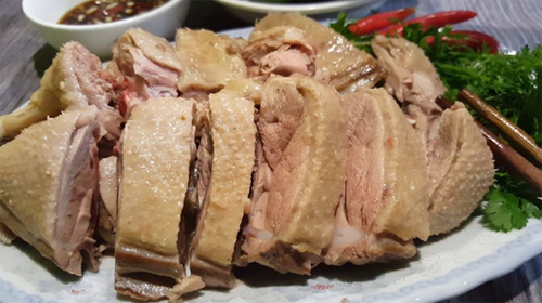 Bình thường, nhiều người tránh ăn vịt vào một vài ngày đầu tháng bởi họ quan niệm ăn thịt vịt vào thời gian này sẽ đen đủi, từ đó công việc làm ăn không thuận lợi. Vậy nhưng, thịt vịt lại là món không thể thiếu trên mâm cơm người dân nhiều tỉnh miền Trung trong dịp Tết Đoan Ngọ (5/5 Âm lịch), lựa chọn này là có nguyên nhân. (Ảnh minh họa)
