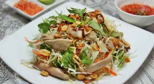 Gỏi vịt thanh mát chứa đựng hương vị đậm đà, dễ dàng thuyết phục thực khách. Sau khi luộc vịt, trộn gỏi, món ăn sẽ có vị giòn sựt của các loại rau như bắp cải, hành tây, chua chua ngọt ngọt, đậm đà của từng thớ vịt ngấm vị.