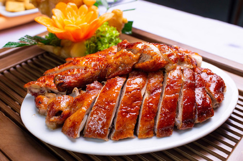 Theo đó, vịt trong tiếng Hán là “áp”, đồng âm với từ “áp” trong từ “trấn áp” sự xâm nhập của bệnh tật, tà khí. Người dân ăn thịt vịt với mong muốn sẽ mang lại hiệu quả trấn áp bệnh tật, tà khí.