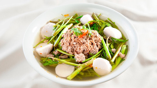Để có bát canh cua rau nhút ngọt thanh, giòn ngon, bạn cần chuẩn bị nguyên liệu gồm cua đồng, rau nhút, rau muống, khoai sọ,...Sơ chế nguyên liệu xong, bạn tiến hành nấu nước cua bằng cách phi thơm hành tím, cho gạch cua vào xào đều rồi đổ nước thịt cua vào, nêm gia vị vừa ăn.
