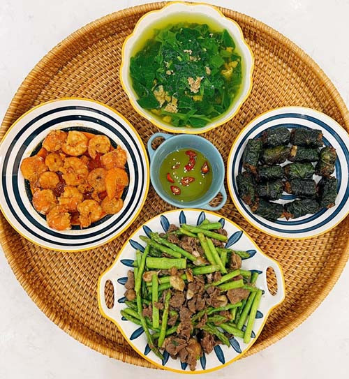 Ngày 28/6 hàng năm được chọn là Ngày Gia Đình Việt Nam nhằm mục đích tôn vinh giá trị tốt đẹp của gia đình. Đây cũng là dịp mọi người trong gia đình thể hiện sự quan tâm, cảm nhận giá trị mái ấm, cùng nhau vượt qua sóng gió để gia đình hạnh phúc. Trong ngày này, để tôn vinh tình cảm gia đình, gắn kết yêu thương giữa các thành viên, chị em nên bắt đầu bằng điều giản dị nhất là bữa cơm khi cả nhà quây quần bên nhau. (Ảnh minh họa)