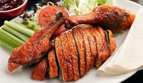 Với vịt quay, bạn có thể tận dụng nồi chiên không dầu để chế biến, vừa tiết kiệm thời gian vừa giữ được vị ngọt tự nhiên của vịt. Khi thực hiện, bạn cần chuẩn bị 1 con vịt, hành tỏi băm nhuyễn, 1 muỗng cà phê ngũ vị hương, rượu trắng, đường, dầu hào, xì dầu, hạt nêm, mật ong và muối hạt.