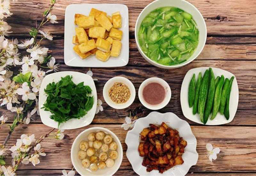 Để có bữa cơm ý nghĩa cho Ngày Gia đình Việt Nam, bạn có thể chuẩn bị 3-5 món gồm canh, món mặn, nộm rau củ, chút đồ ăn vặt và hoa quả tráng miệng. Tùy vào vùng miền, chị em lựa chọn nguyên liệu theo mùa, thực phẩm tươi ngon để món ăn tròn vị. Chẳng hạn, bạn có thể chuẩn bị mâm cơm gồm canh cua rau nhút, vịt quay, nộm sứa xoài xanh và hoa quả tráng miệng.