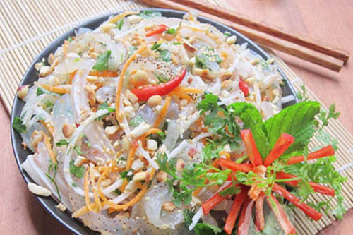 Dùng 1 chiếc bát to, cho tất cả rau vào, bỏ sứa (đã chần qua) lên trên rồi rưới nước mắm trộn đảo đều cho nguyên liệu ngấm vị. Khi món ăn hoàn thiện, dùng lạc rang rắc trên bề mặt là có thể thưởng thức. Nộm sứa xoài xanh chuẩn vị sẽ có vị ngọt thanh, giòn giòn vừa giải nhiệt ngày hè, vừa lạ miệng đưa cơm.