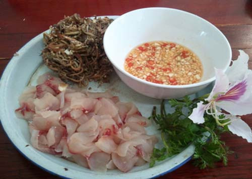 Mặc dù “được lòng” nhiều thực khách song gỏi, thực phẩm muối chua không nên ăn nhiều do tiềm ẩn mối nguy kí sinh trùng. Nguyên nhân bởi thực phẩm không được xử lý qua nhiệt khiến kí sinh trùng có cơ hội sống sót, phát triển thành “ổ”. Bên cạnh đó, chúng còn có khả năng ảnh hưởng đến hệ tiêu hóa, gây ngộ độc.