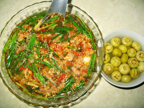 Ăn canh cua đã chế biến lâu. Dù canh cua đã vào tủ lạnh thì việc ăn lại canh của bữa trước cũng gây hại tới sức khỏe. Nguyên nhân là do canh cua giàu chất đạm, lại có vị tanh nên rất dễ ôi thiu, nhiễm khuẩn. Khi ăn phải canh cua để lâu, dù là chưa phát hiện ra mùi vị lạ cũng có nguy cơ bị đau bụng, lạnh bụng, tiêu chảy, ngộ độc... Chỉ ăn canh cua ngay sau khi chế biến. Ảnh: blogspot