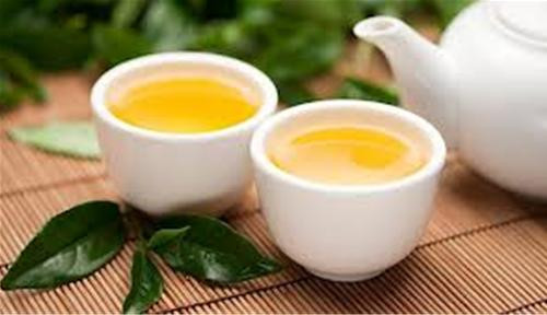 Ăn cua kèm quả hồng, nước trà. Sau khi ăn cua khoảng 1 giờ, không nên uống trà. Uống trà sau khi ăn cua có thể làm loãng axit trong dạ dày. Khi vào cơ thể trà sẽ làm cho một số thành phần của cua bị đóng đặc lại, không có lợi cho tiêu hóa và hấp thu các chất dinh dưỡng khác, thậm chí còn dẫn đến đau bụng đi ngoài. Ảnh: suckhoegiadinh