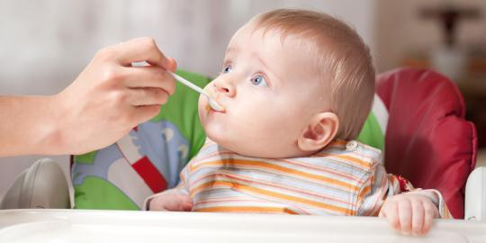 Cho trẻ ăn thức ăn mặn. Thường xuyên ăn mặn sẽ tạo thói quen xấu cho trẻ, làm ứ đọng nước trong cơ thể, lượng chuyển máu của tim tăng lên, dẫn đến bệnh thận và bệnh cao huyết áp rất nguy hiểm cho trẻ sau này. Ảnh minh họa: medicmagic.net.