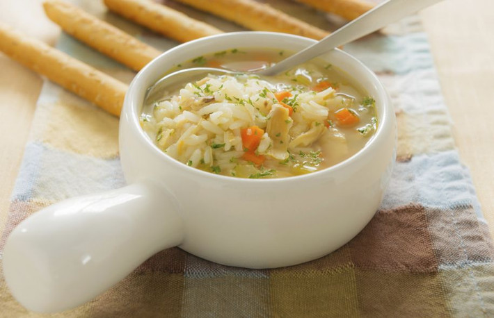 Cho trẻ ăn cơm chan canh. Nhiều người cho rằng nên chan canh cho trẻ ăn nhanh hơn, vì đằng nào "cơm cũng vào bụng". Tuy nhiên việc này vô cùng tai hại. Khi nhai thức ăn, dịch vị tiết ra, hỗ trợ cho việc tiêu hóa. Nếu trẻ thường ăn cơm chan canh, dịch vị không kịp tiết ra, ảnh hưởng tới tiêu hóa và hấp thụ các chất dinh dưỡng. Ảnh minh họa: ledevoir.com.