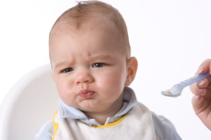 Ép trẻ ăn thật no. Hệ tiêu hóa của trẻ chưa phát triển đến mức thuần thục. Nếu trẻ ăn quá no, sự tiết dịch tiêu hóa sẽ rơi vào tình trạng cung không đủ cầu, rất dễ dẫn tới bệnh về đường tiêu hóa. Hãy tập cho trẻ tự xúc ăn càng sớm càng tốt và tôn trọng quyết định ăn tiếp hay ngừng ăn của trẻ! Ảnh minh họa: startbabyonsolids.com.