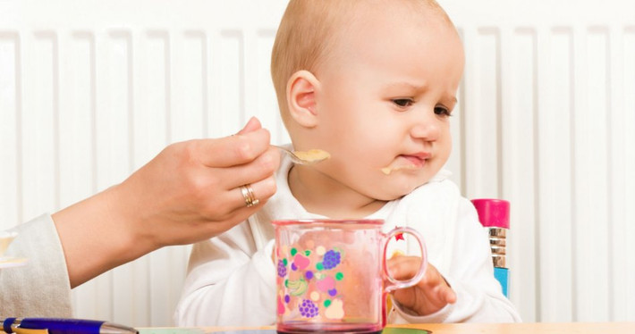 Chỉ cho trẻ ăn đồ ăn xay nhuyễn, trộn lẫn. Lâu dài, trẻ sẽ chỉ có khái niệm về thức ăn là một món “sền sệt” đủ mùi vị và chẳng hấp dẫn tẹo nào. Trẻ dẫn dễ dẫn tới kén ăn, ảnh hưởng tới phát triển trí não và khả năng hòa nhập sau này. Ảnh minh họa: mamanpourlavie.com.