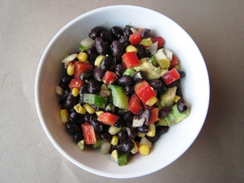 Salad đậu đen. Đậu đen rất giàu chất xơ và protein, giúp ổn định lượng đường trong máu và kiềm chế cơn đói. Chất xơ cũng có thể giúp giảm cholesterol.