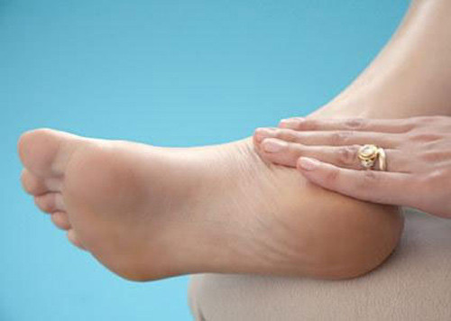 Mắt cá chân và bàn chân sưng. Chức năng thận giảm có thể dẫn đến việc lưu giữ natri, gây sưng ở bàn chân và mắt cá chân. Sưng ở chi dưới cũng có thể là một dấu hiệu của bệnh tim, bệnh gan và các vấn đề tĩnh mạch chân mãn tính.